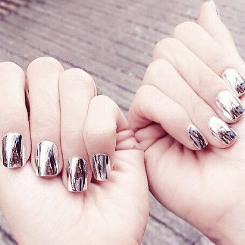 Маникюр с зеркальными полосками