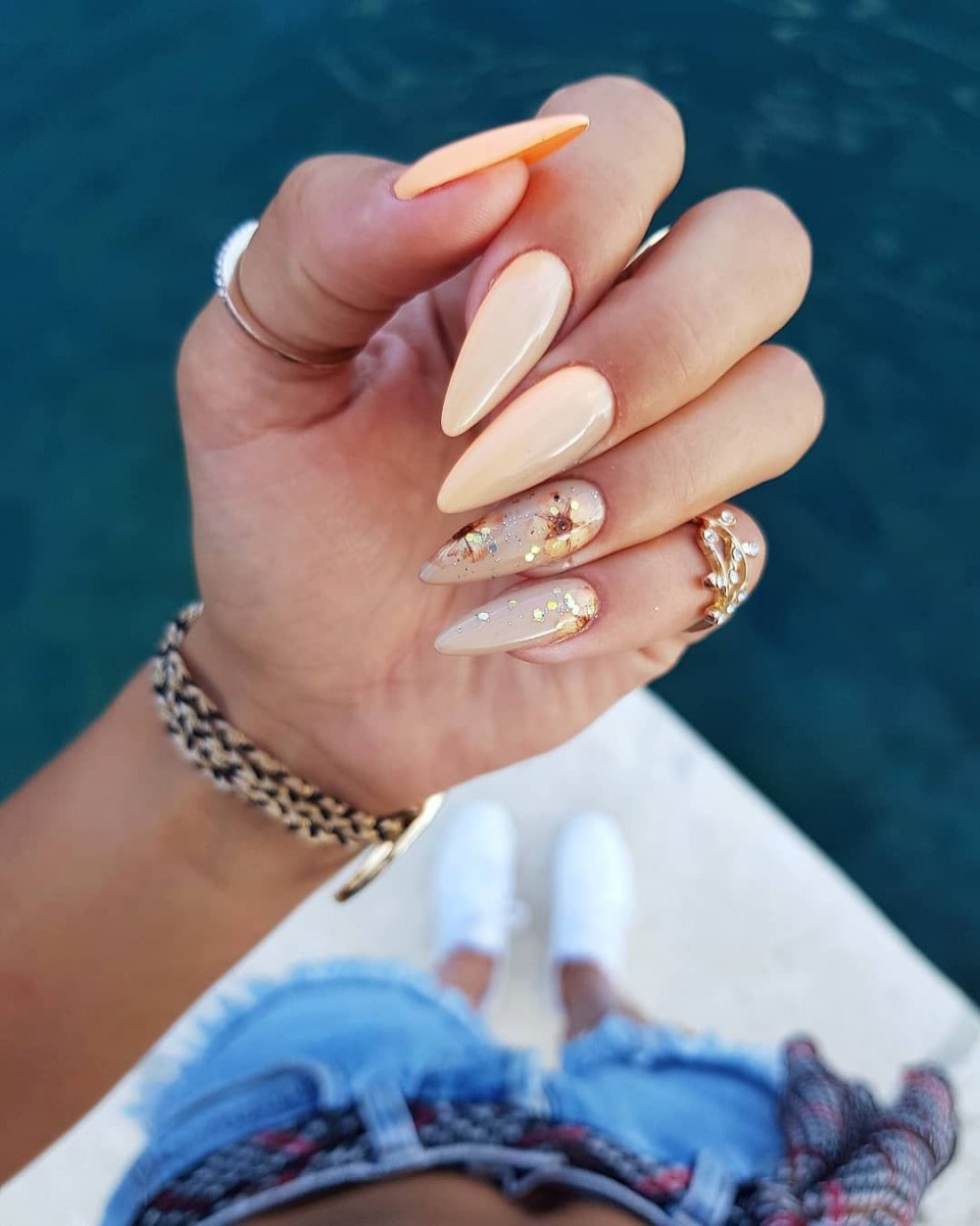 Бежевый маникюр на длинные ногти