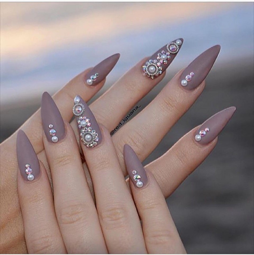 Острые ногти со стразами