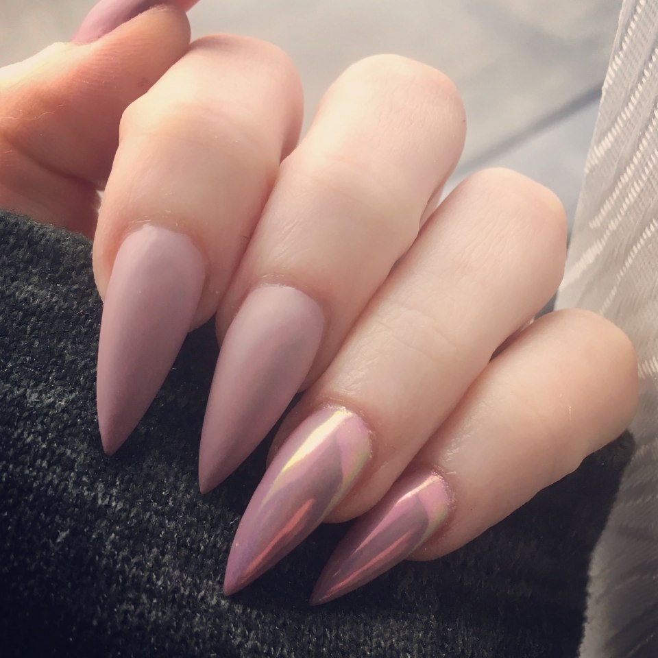 Нюдовые ногти длинные острые