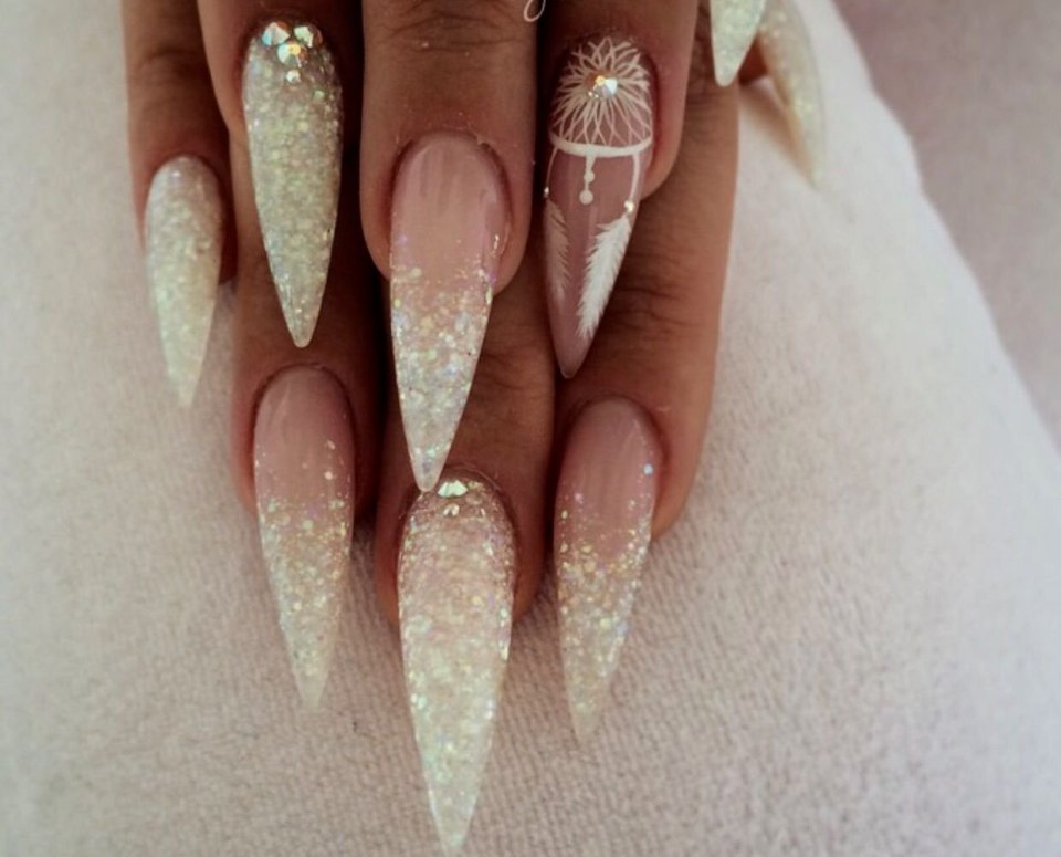 Свадебный маникюр на длинные острые ногти