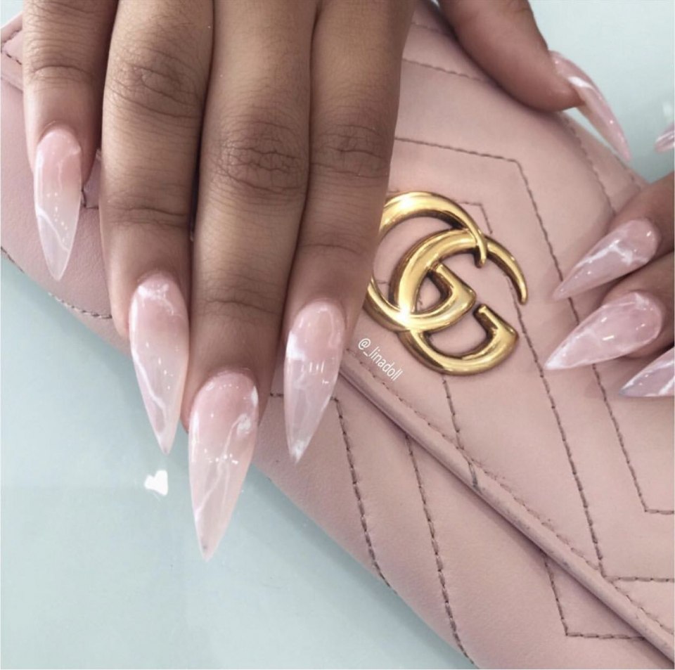 Маникюр в бежевых тонах длинные стилет