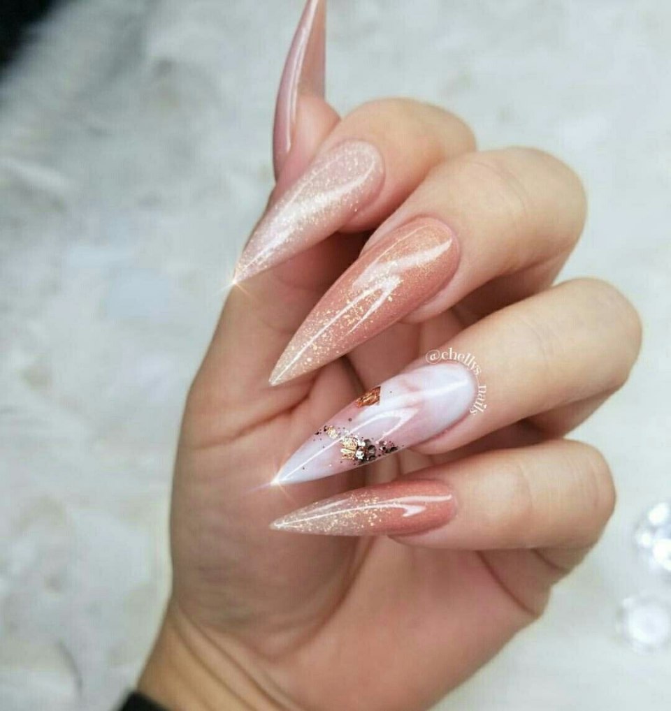 Нюдовый матовый маникюр миндаль