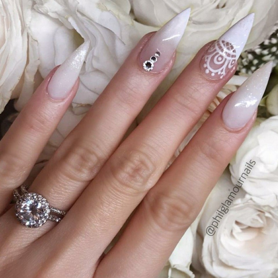 Маникюр нежных тонов на длинные ногти острые