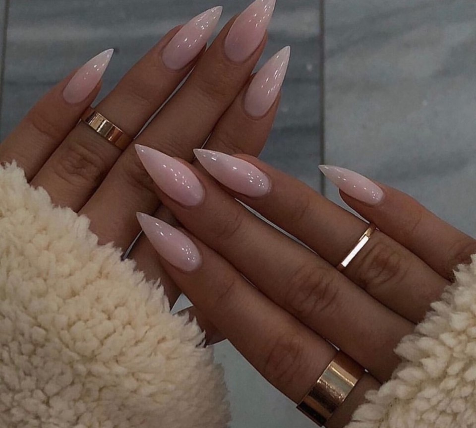Маникюр на острые ногти пастельные тона