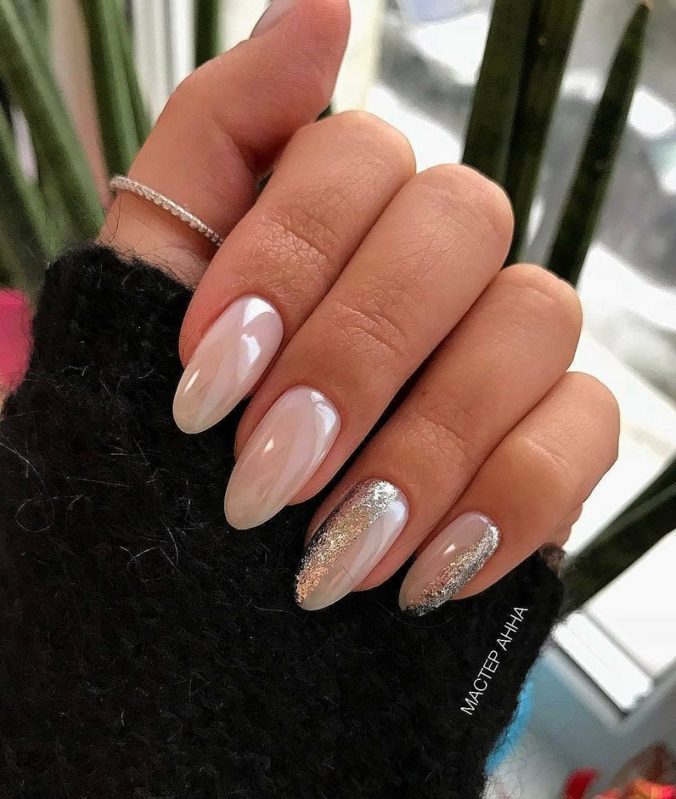 Нюдовый маникюр на средние ногти миндаль