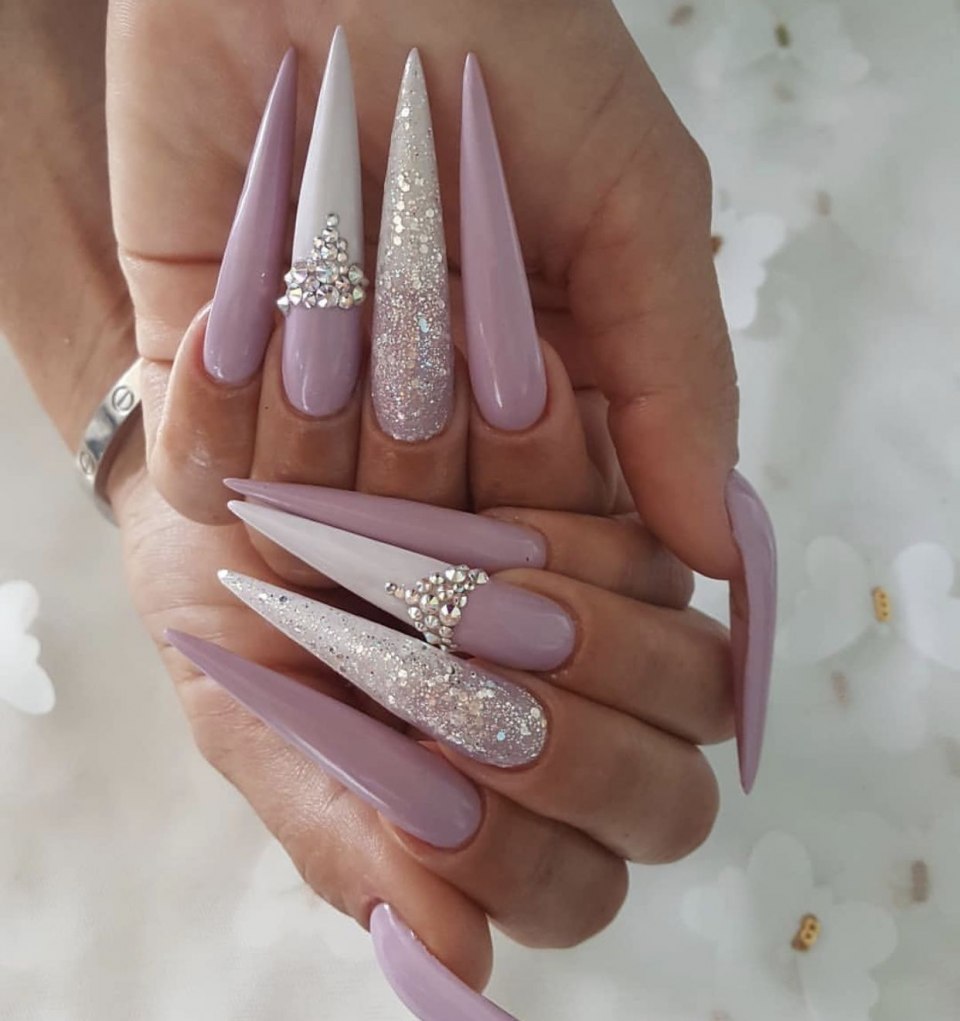 Светлые длинные острые ногти