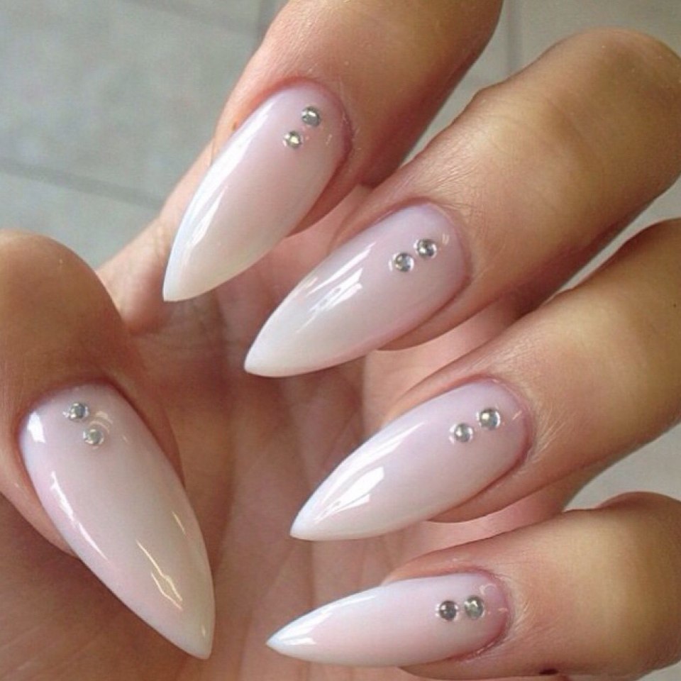 Ногти длинные острые белые