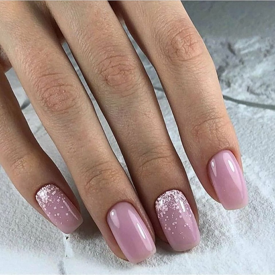 Розовый маникюр с растяжкой блестками