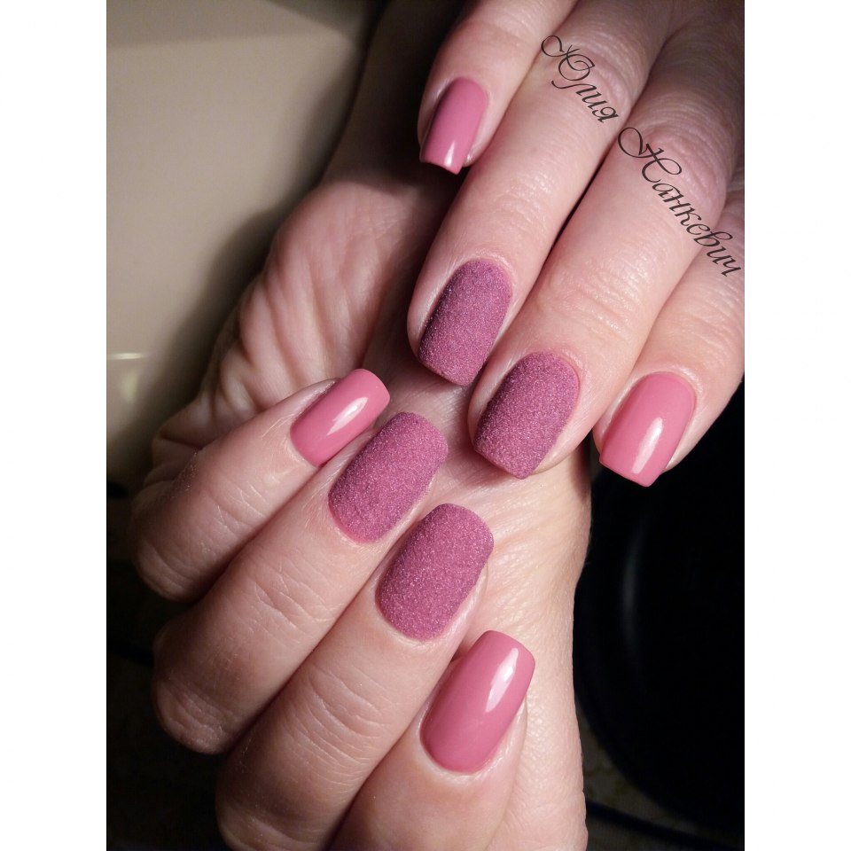 Темно-розовый маникюр