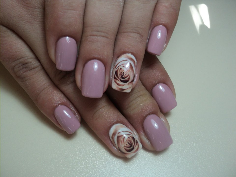 Маникюр с розами
