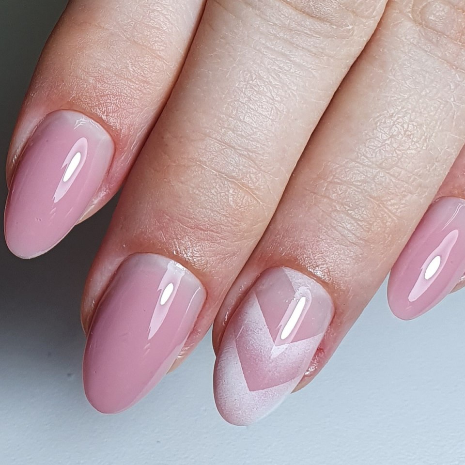 Классический розовый маникюр