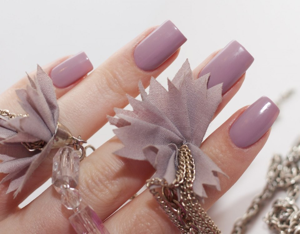 Маникюр в тонах пыльной розы