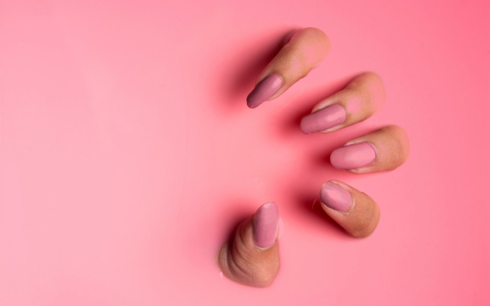 Маникюр на розовом фоне
