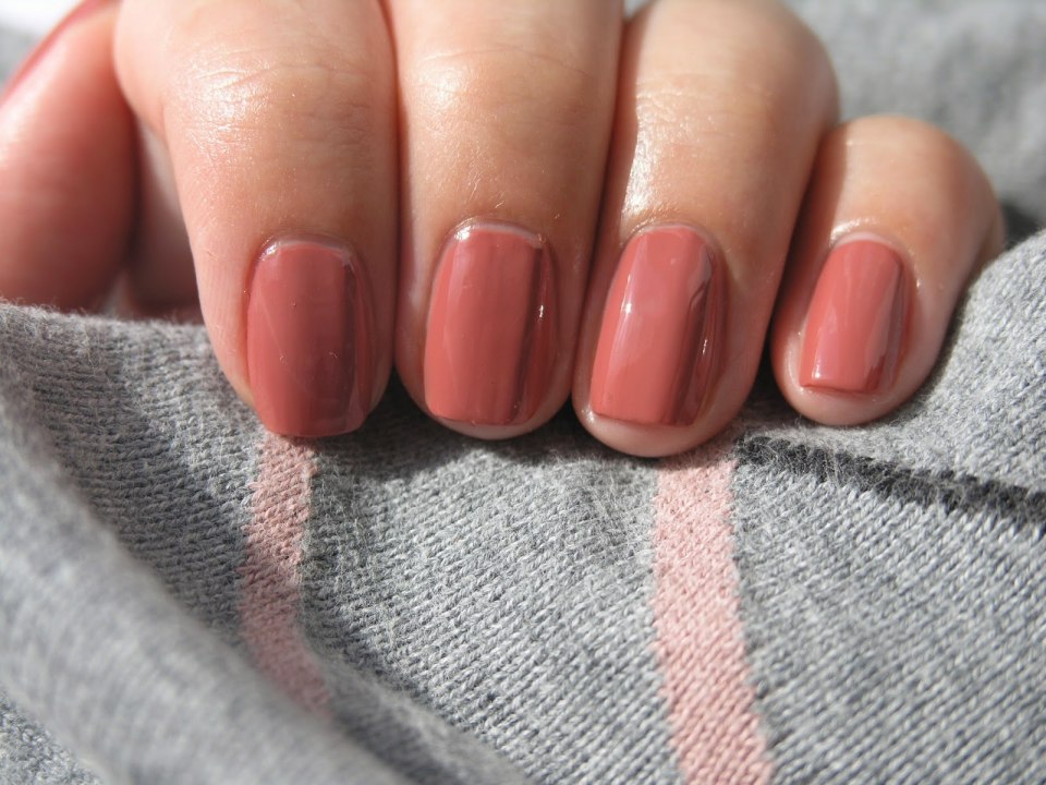 Стол покрытый лаком пыльная роза