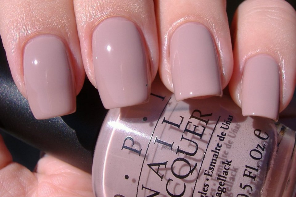 Грязно розовые ногти