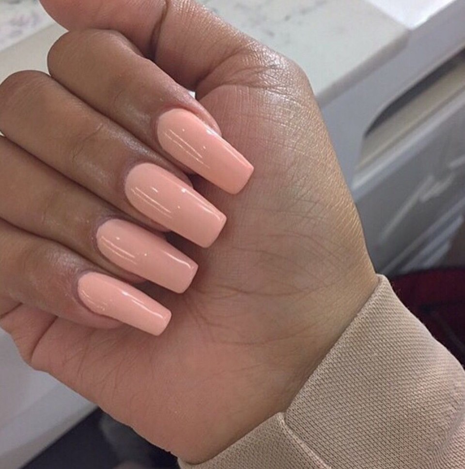 Нюдовый маникюр с персиками