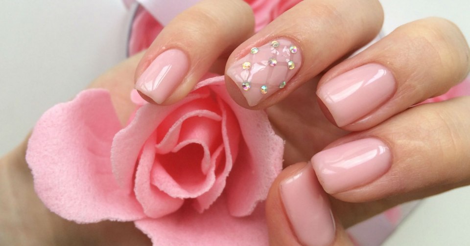 Розовый маникюр