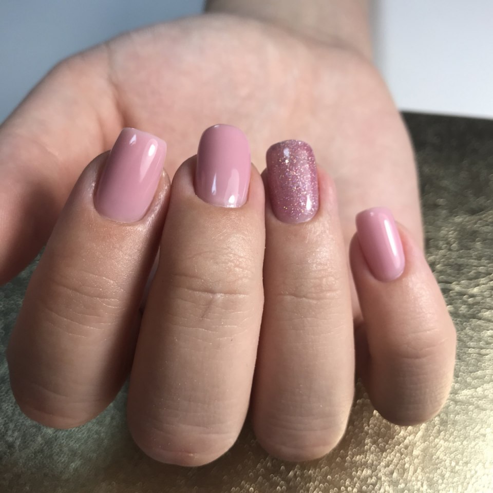 Розовый маникюр однотонный