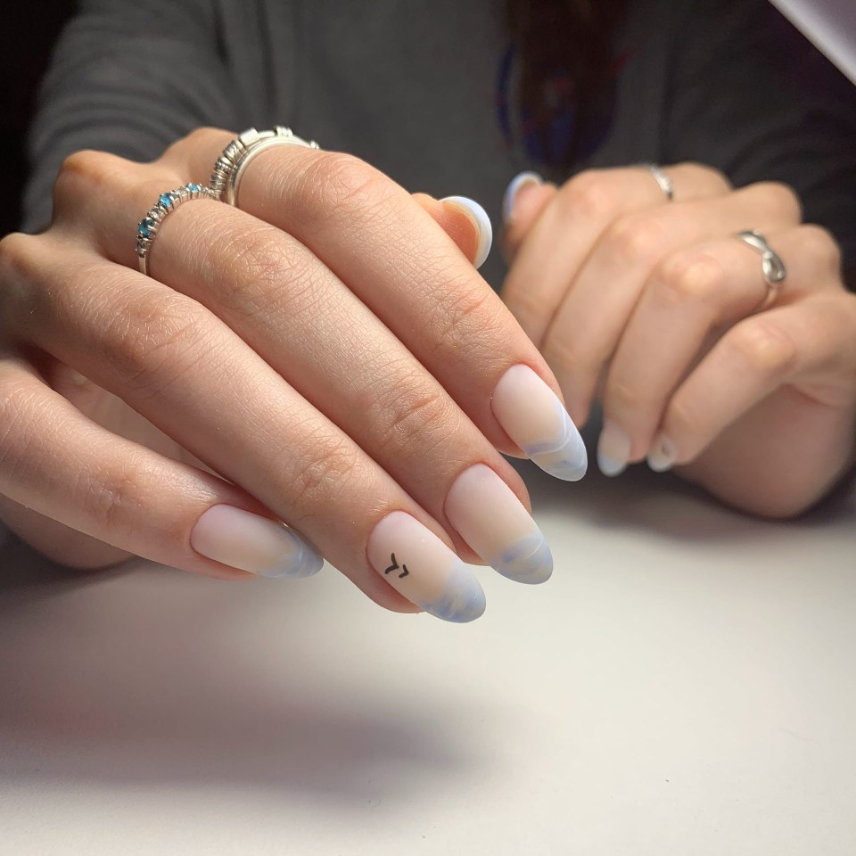 Белый маникюр на миндалевидных ногтях