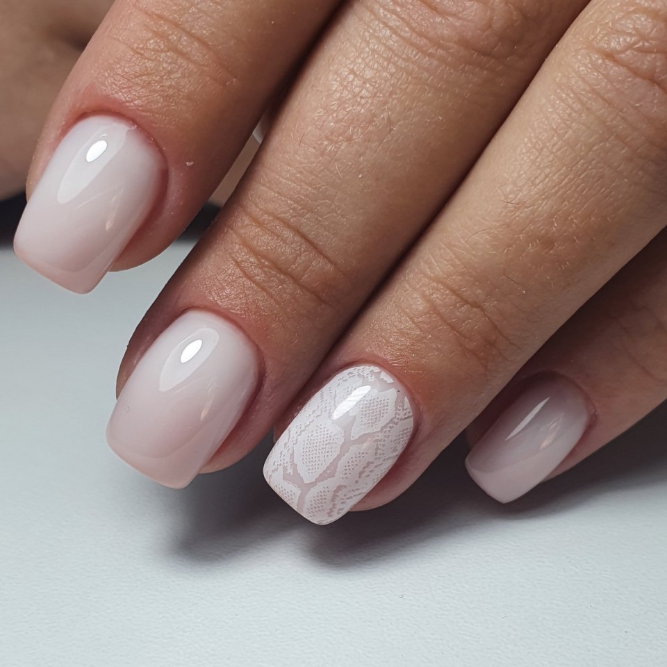 Молочные ногти