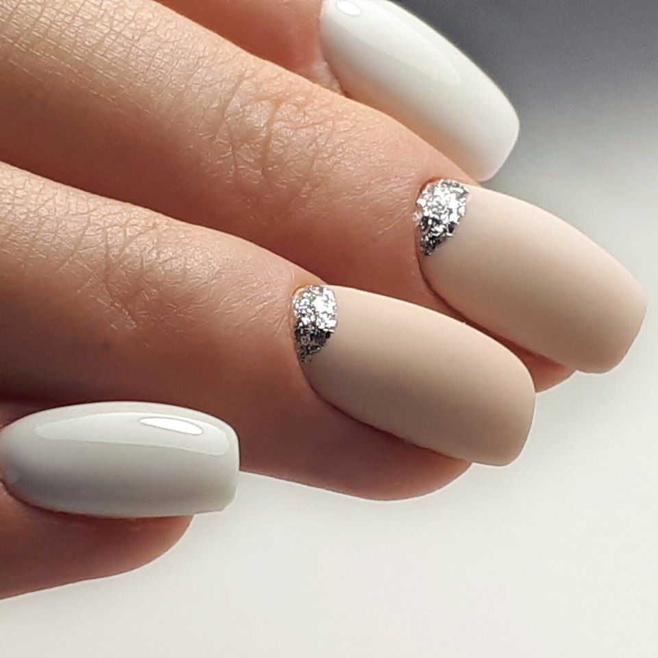 Маникюр на молочной базе с зонтом