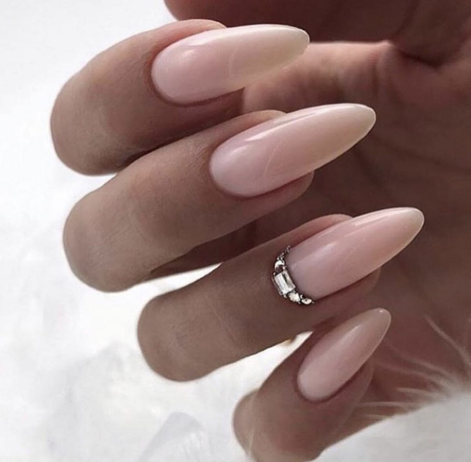Ногти молочного цвета