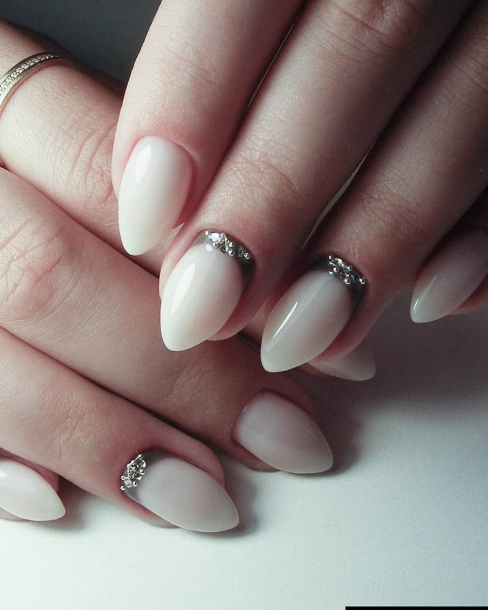 Маникюр с молочным топом