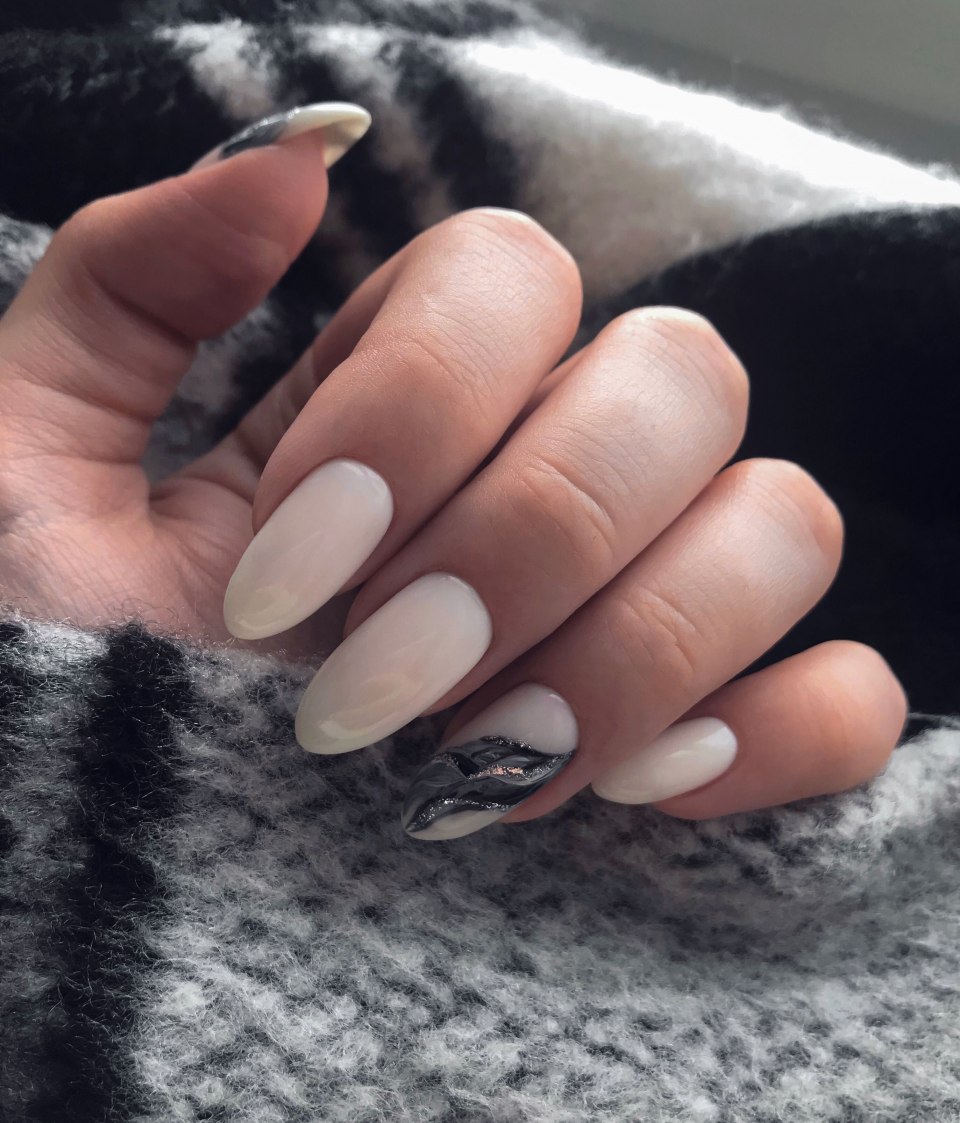 Молочный овальный маникюр