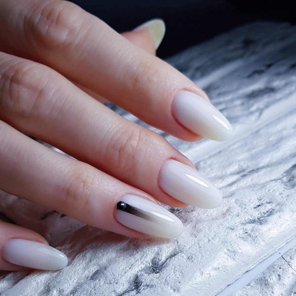 Длинные ногти овальной формы