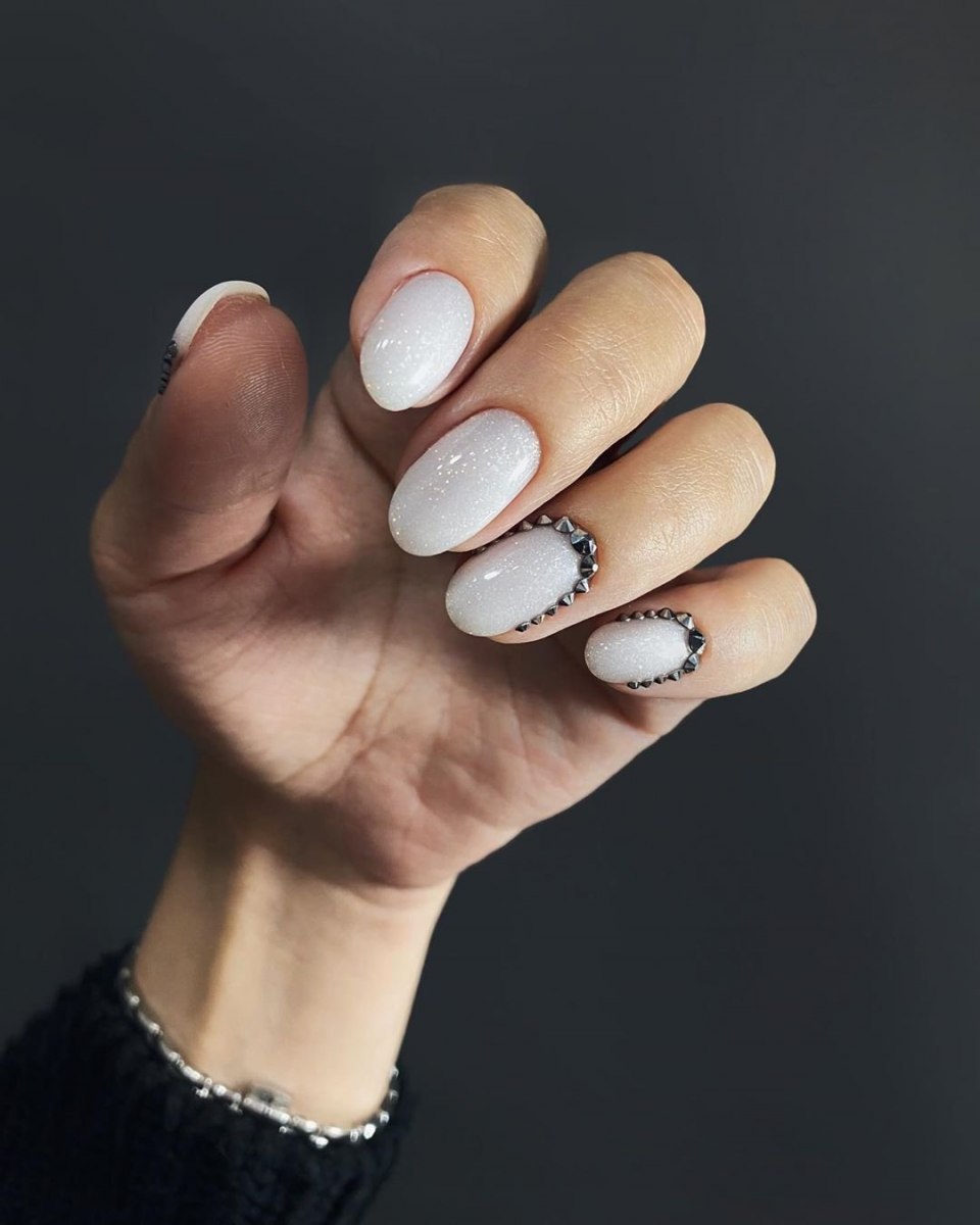 Молочный маникюр