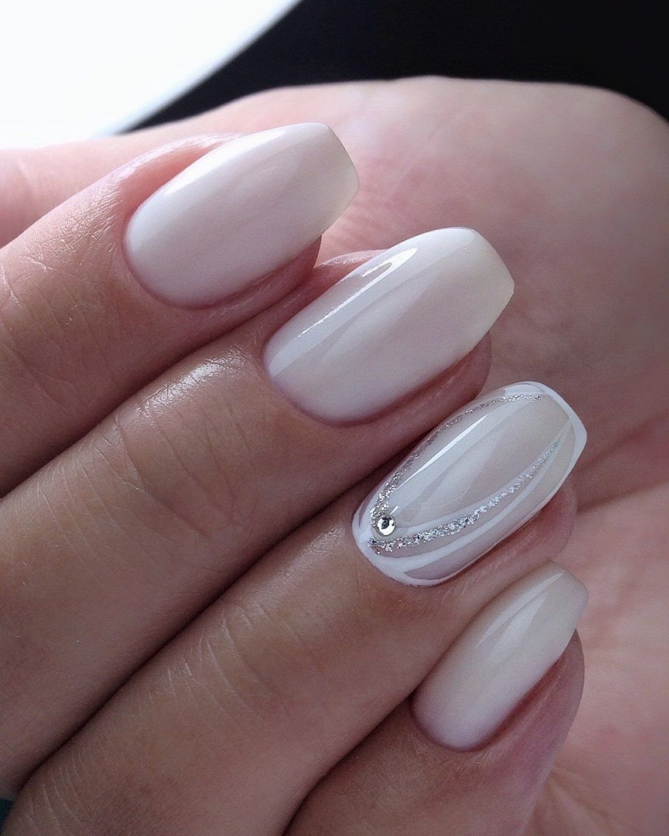 Молочный маникюр 2021 миндаль