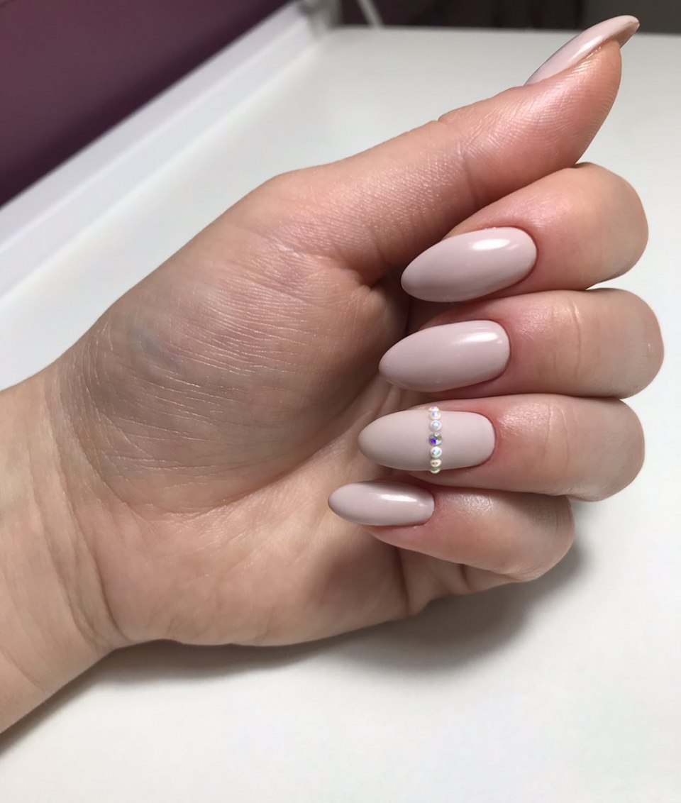 Молочно белые ногти