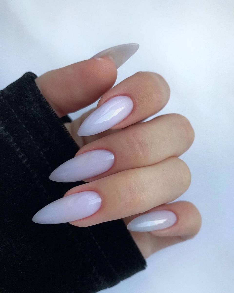 Молочный маникюр с блестками