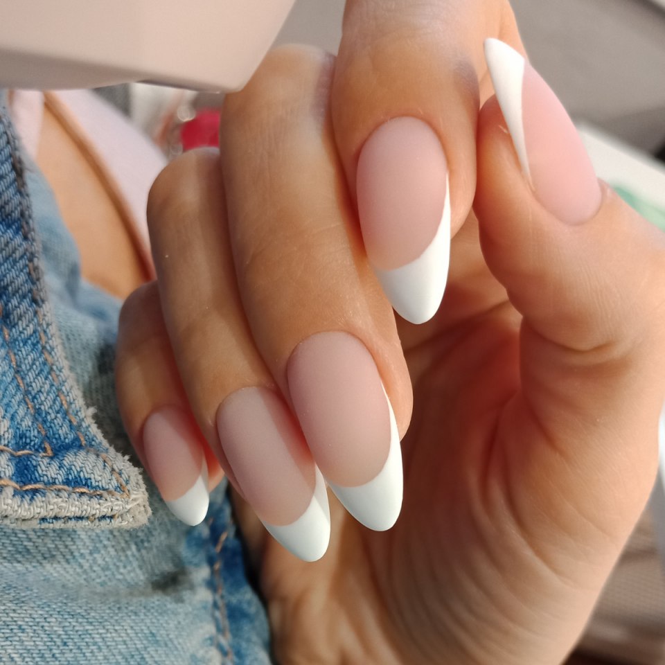Нежный молочный маникюр на миндальные ногти