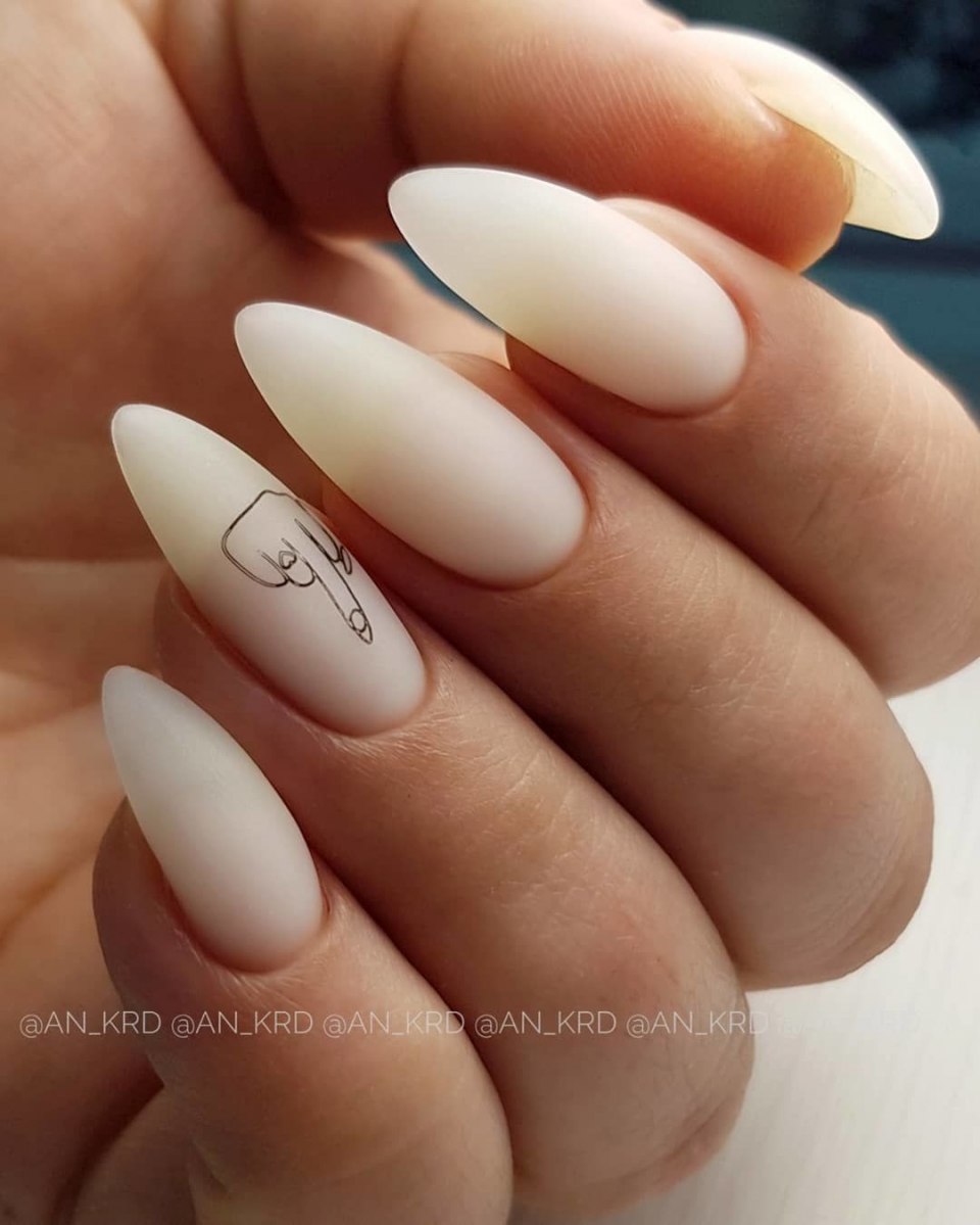 Молочный маникюр