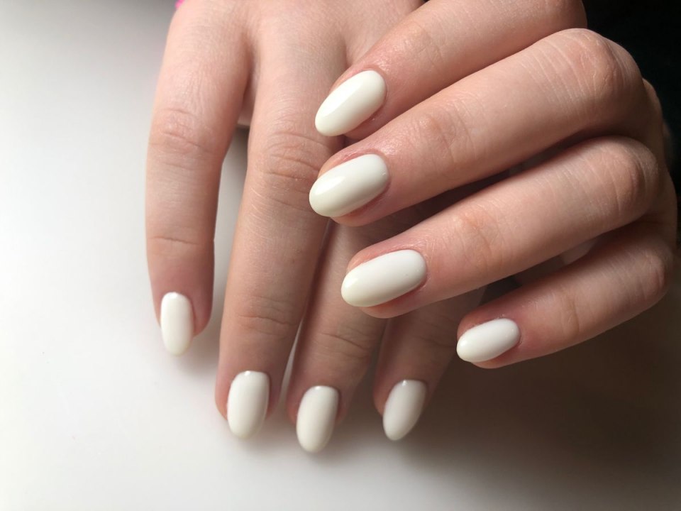 Светлый маникюр на овальные ногти