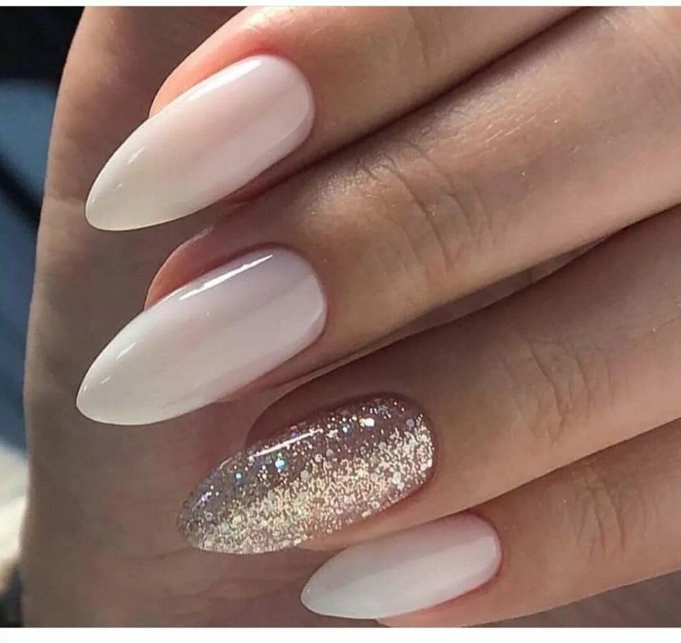 Нарощенные ногти белого цвета