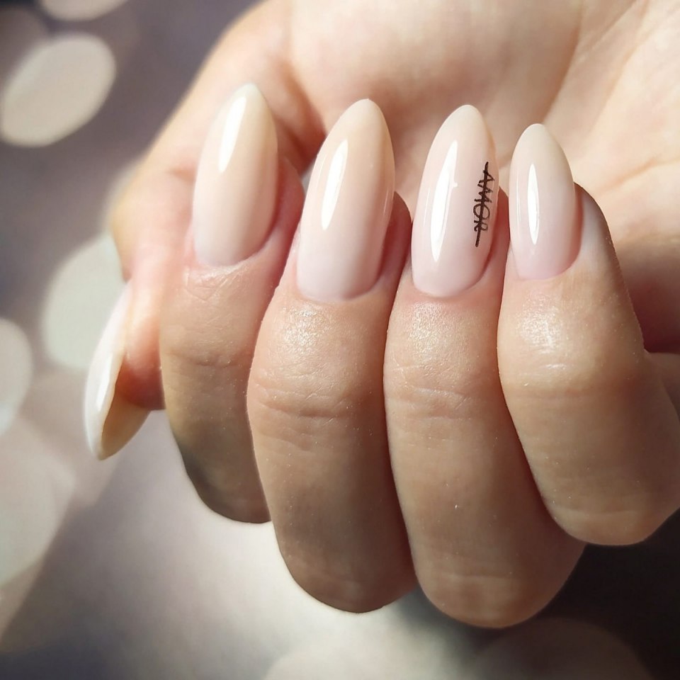 Молочный маникюр 2021