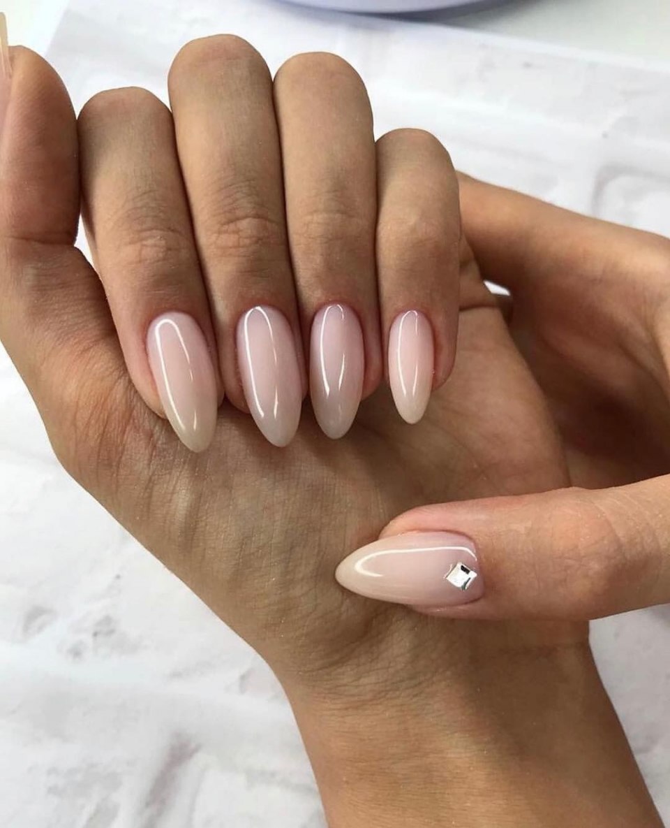 Молочный маникюр с блестками