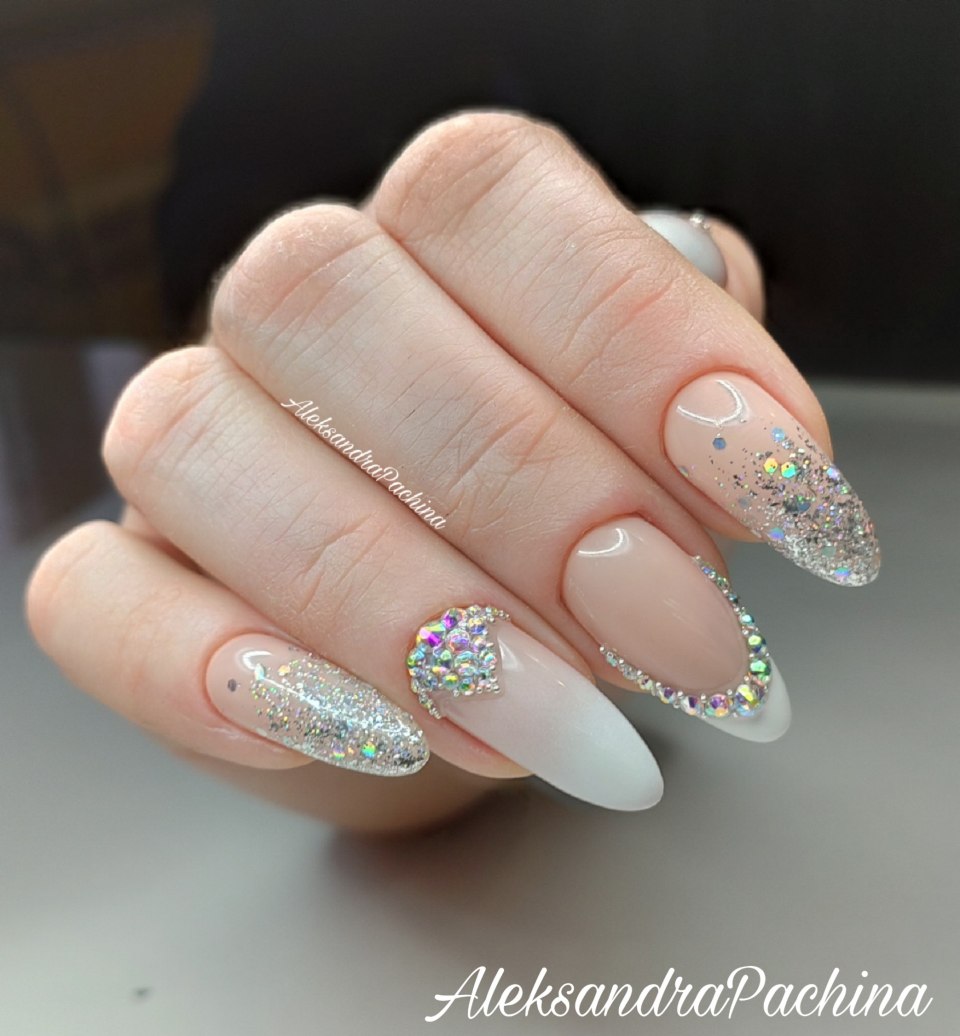 Маникюр со стразами и блестками 2021