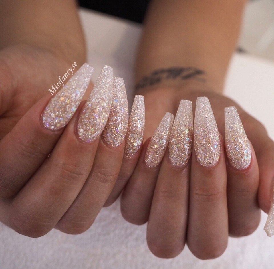 Свадебные ногти миндаль