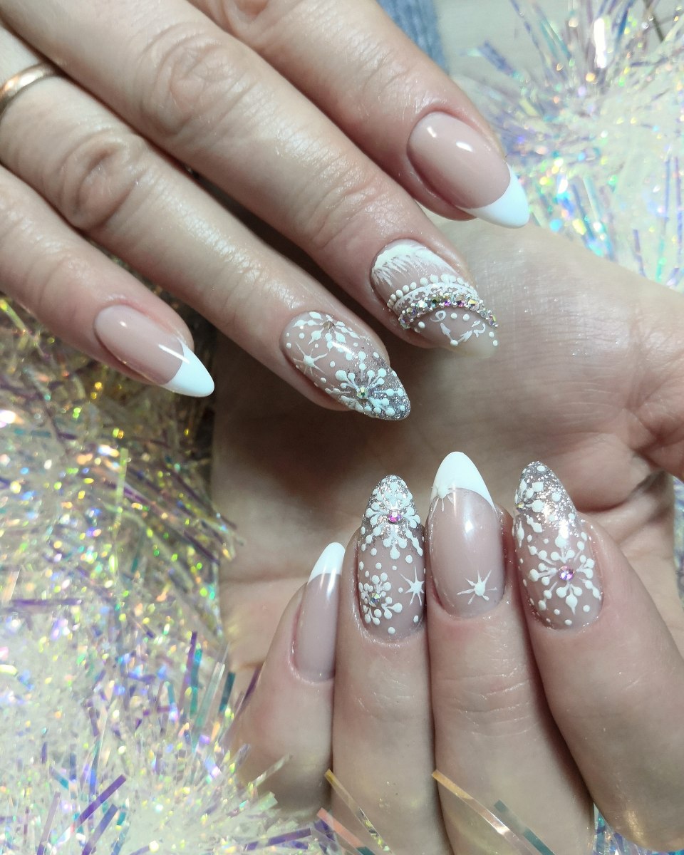 Маникюр со снежинками и блестками
