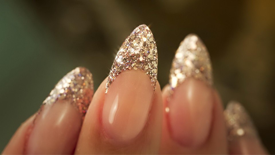 Френч с блестками на кончиках миндаль