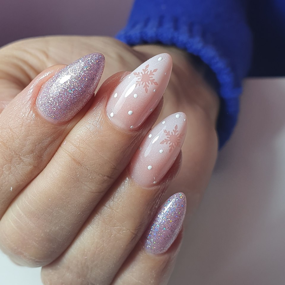 Миндальные ногти с блестками