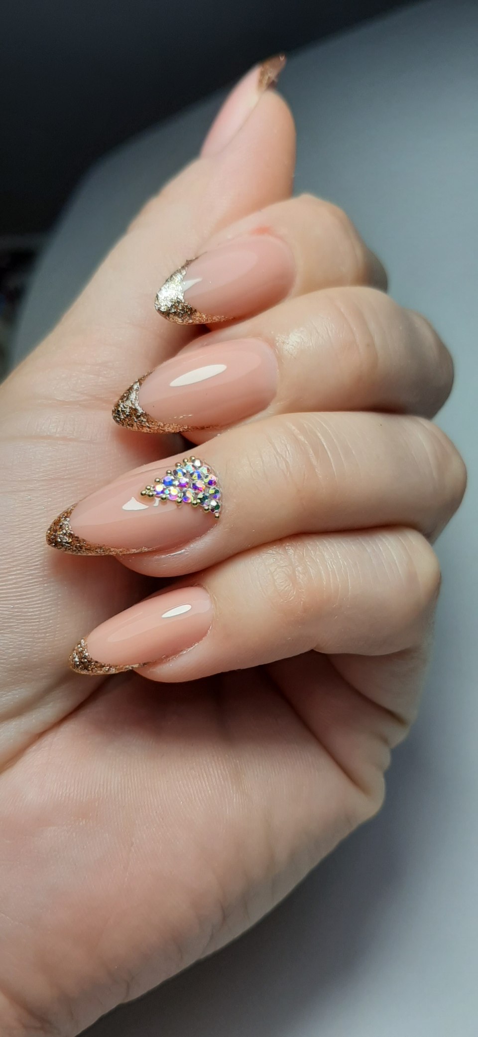 Розовый маникюр с блестками на кончиках