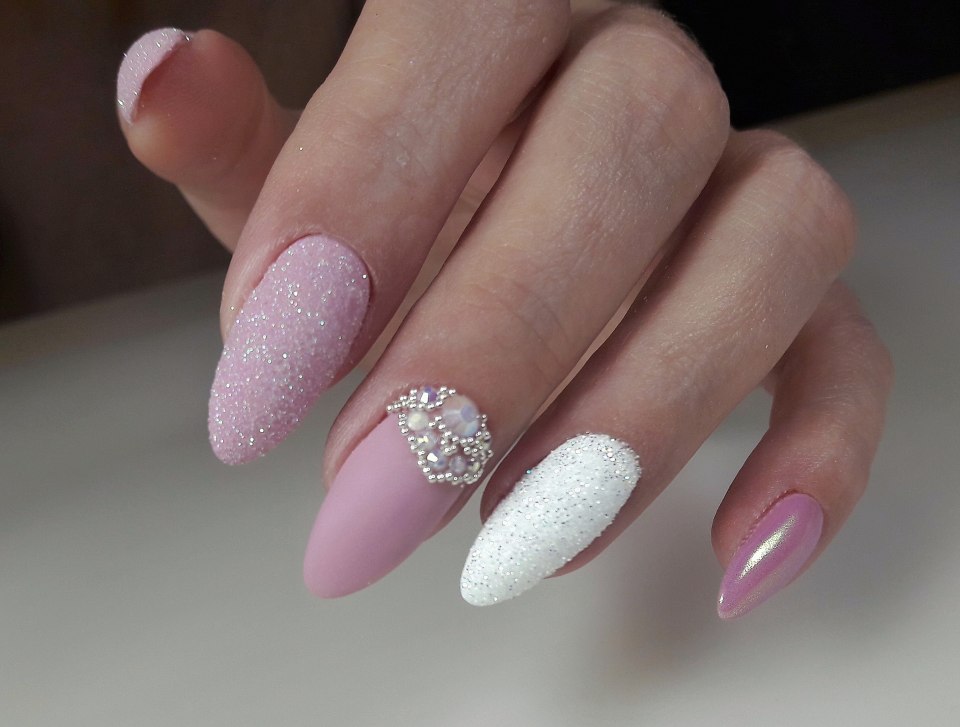 Маникюр розовый с блёстками