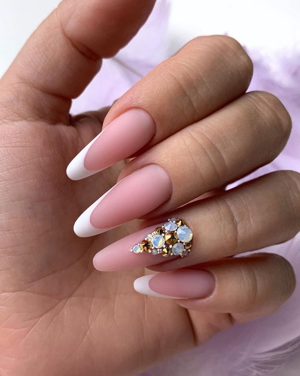 Нюдовый маникюр с блёстками миндаль 2020