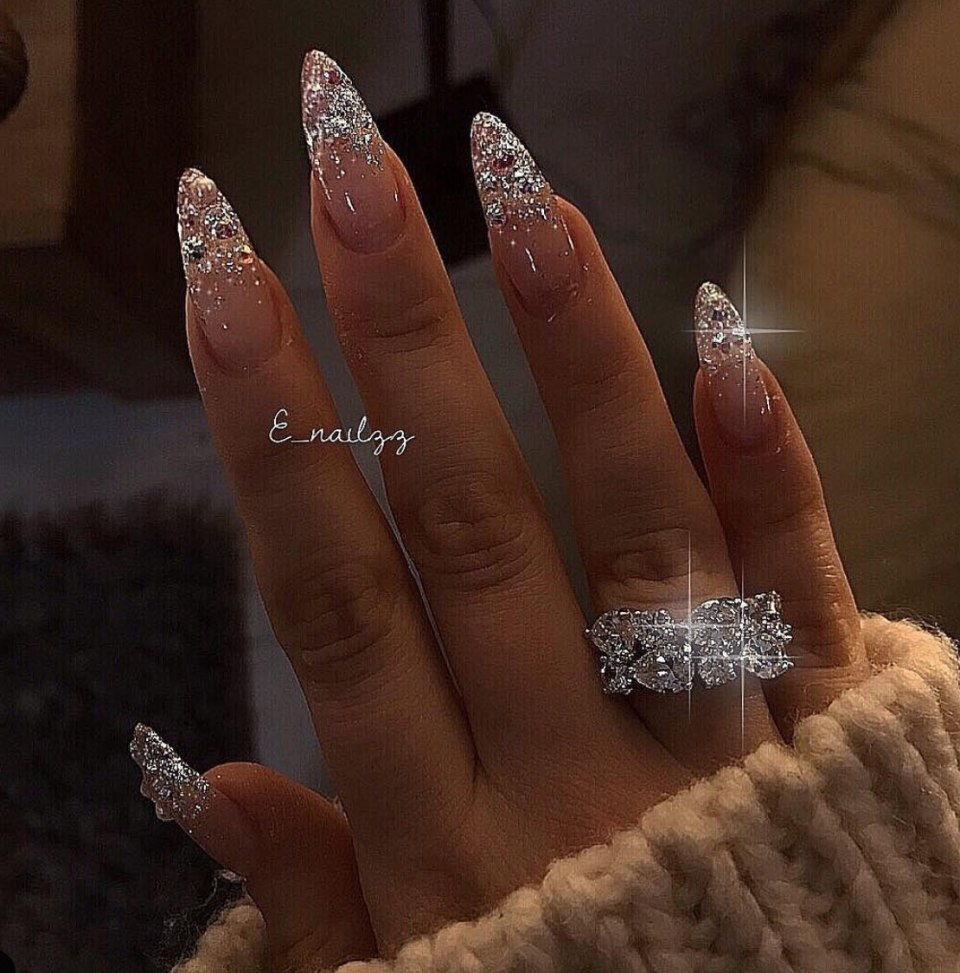 Ногти нюд с блестками