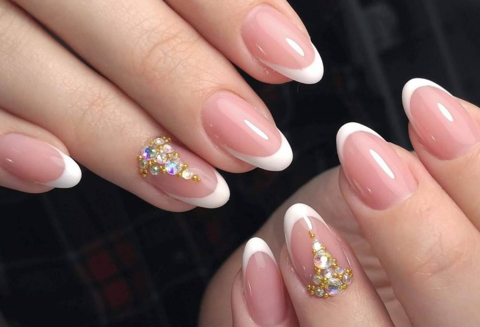 Бежевые ногти с камушками